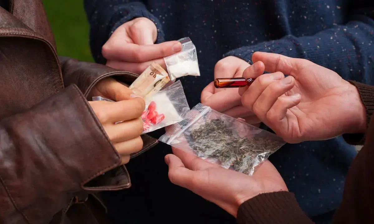 Scambio di denaro e droga, un affare oscuro che ricorda la mafia.