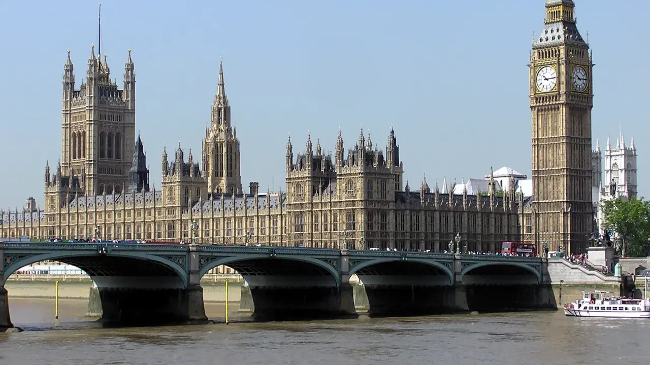 Palazzo di Westminster, simbolo della politica della Gran Bretagna, con il Big Ben che domina il Tamigi.