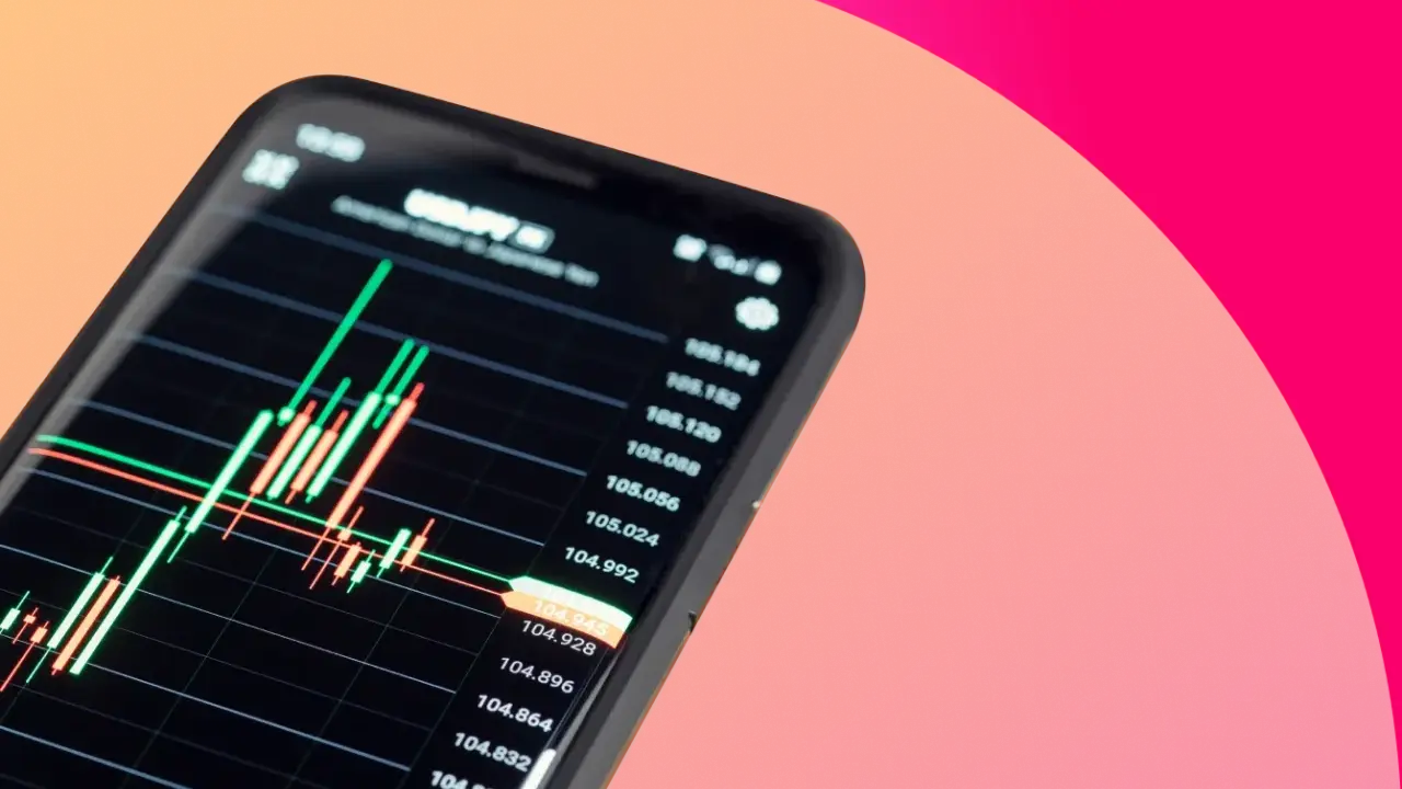 Grafico a candele su smartphone, che mostra gli indici borse in tempo reale.