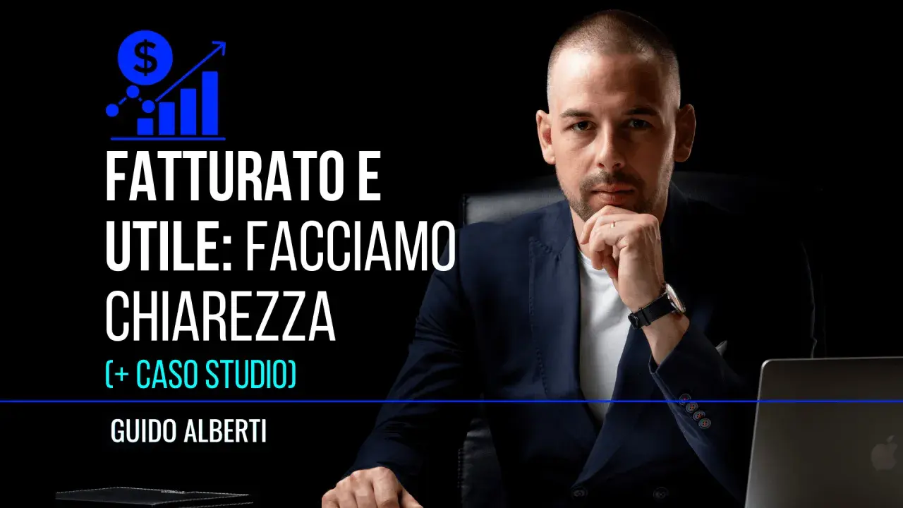 Uomo in giacca blu, con testo "FATTURATO E UTILE: FACCIAMO CHIAREZZA" e un grafico che indica il ricavo, significato di crescita.
