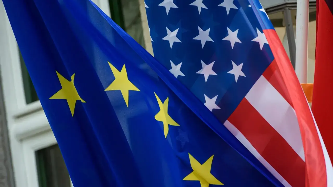 Bandiera dell'Unione Europea e bandiera americana affiancate, simbolo di unione.