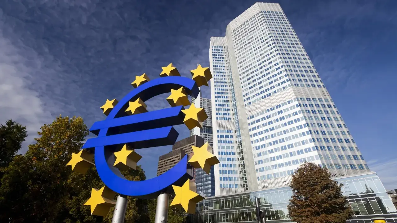Simbolo dell'euro con stelle gialle davanti alla banca centrale olandese.