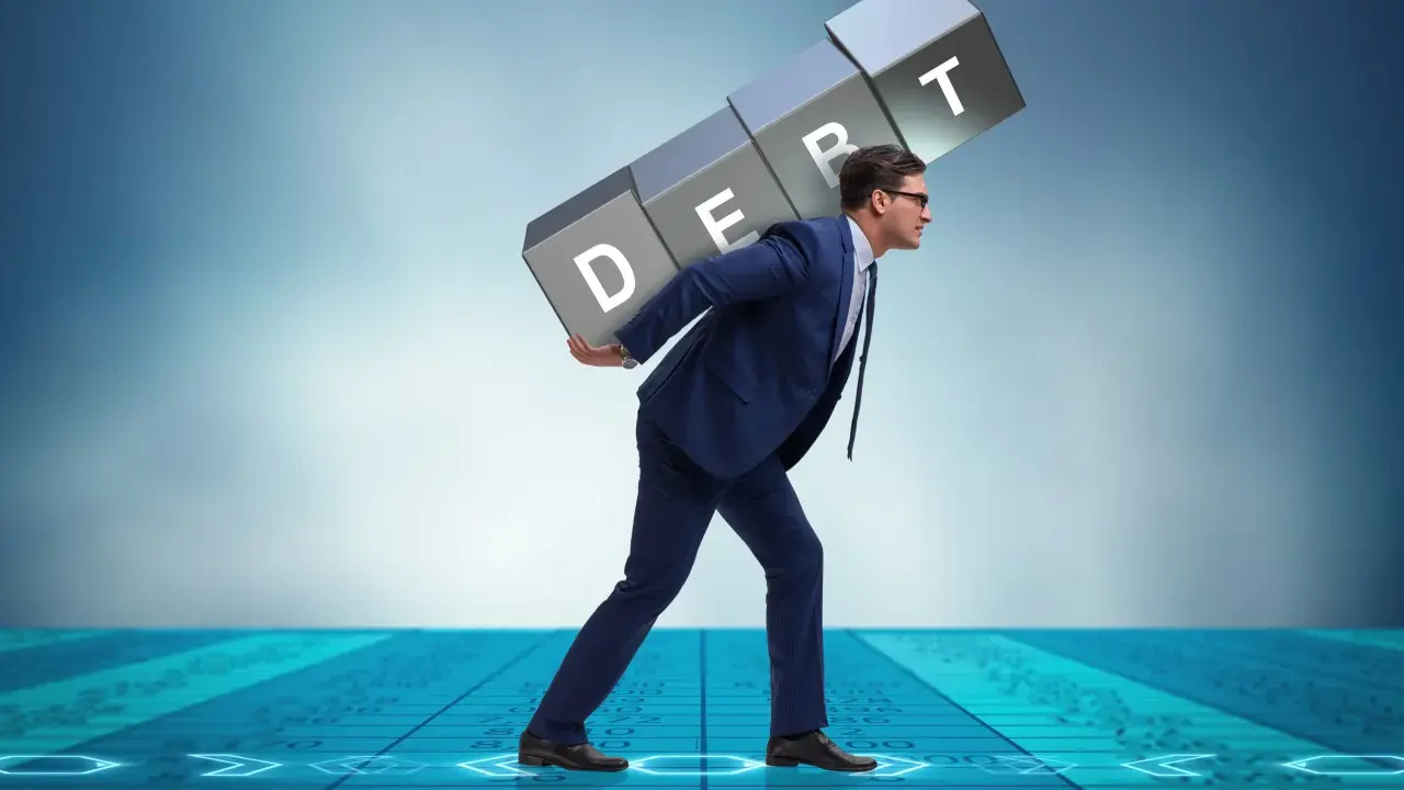 Uomo d'affari porta il peso del debito, simbolo del consolidamento significato.