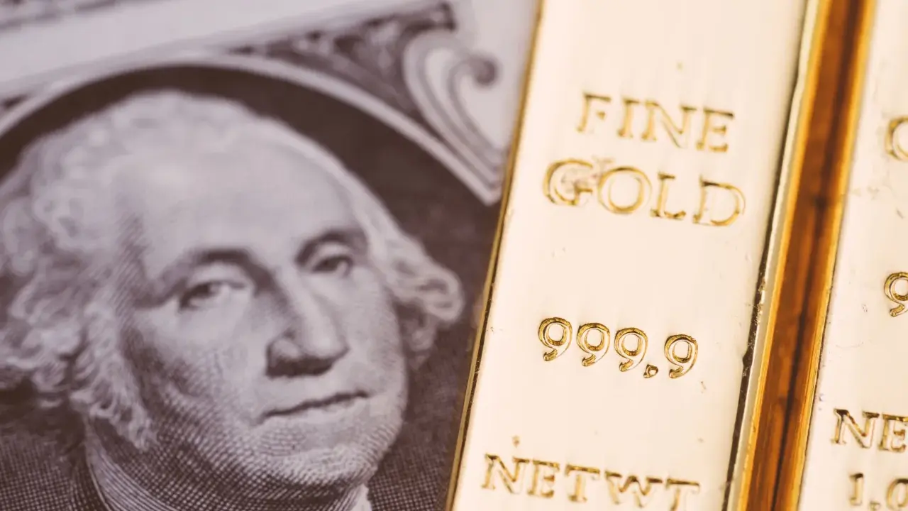 Lingotto d'oro accanto a un dollaro, evocando il gold standard significato.