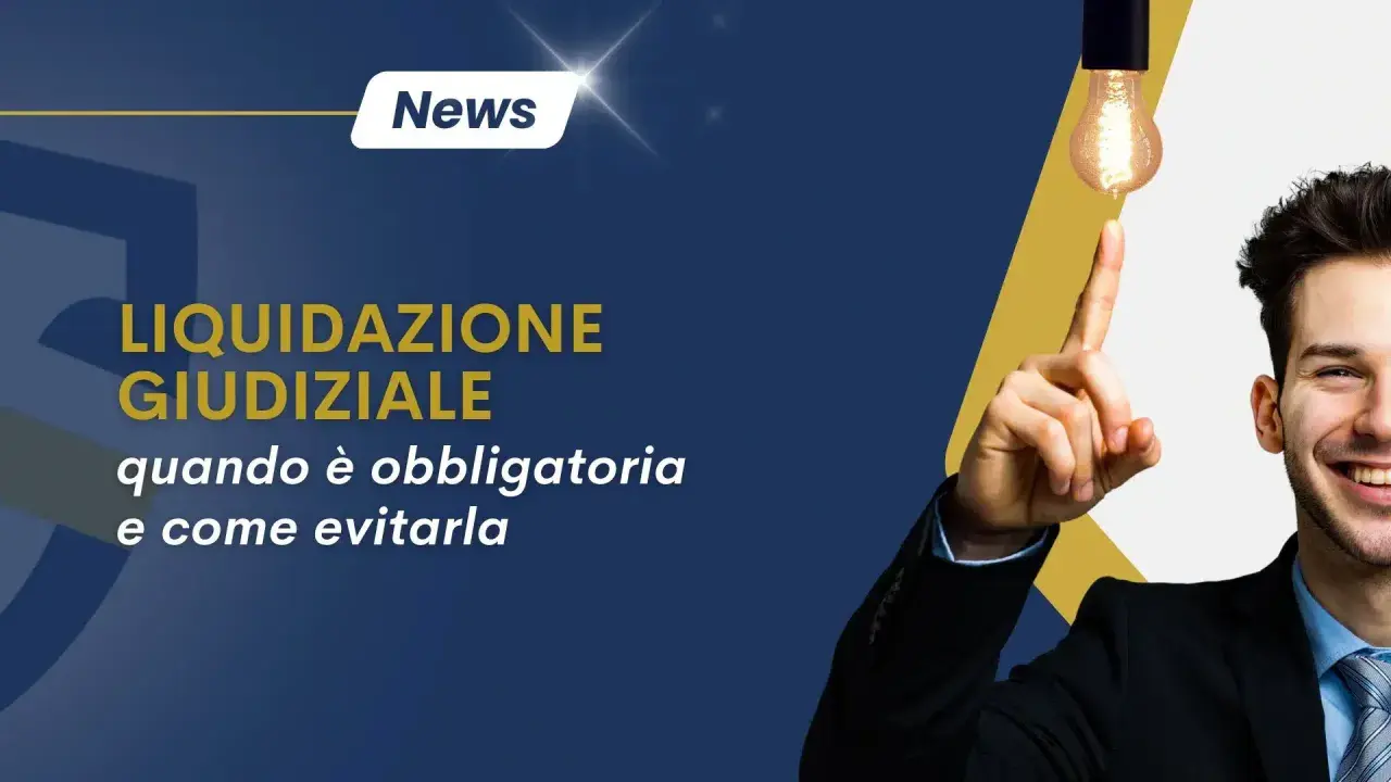 Uomo sorridente indica una lampadina, simbolo di un'idea per evitare la liquidazione giudiziale.