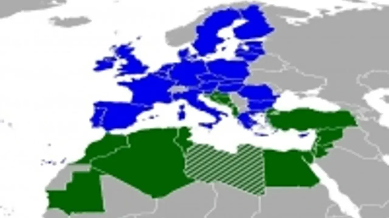 Mappa che illustra l'unione per il Mediterraneo, con paesi europei in blu e nordafricani/mediorientali in verde.