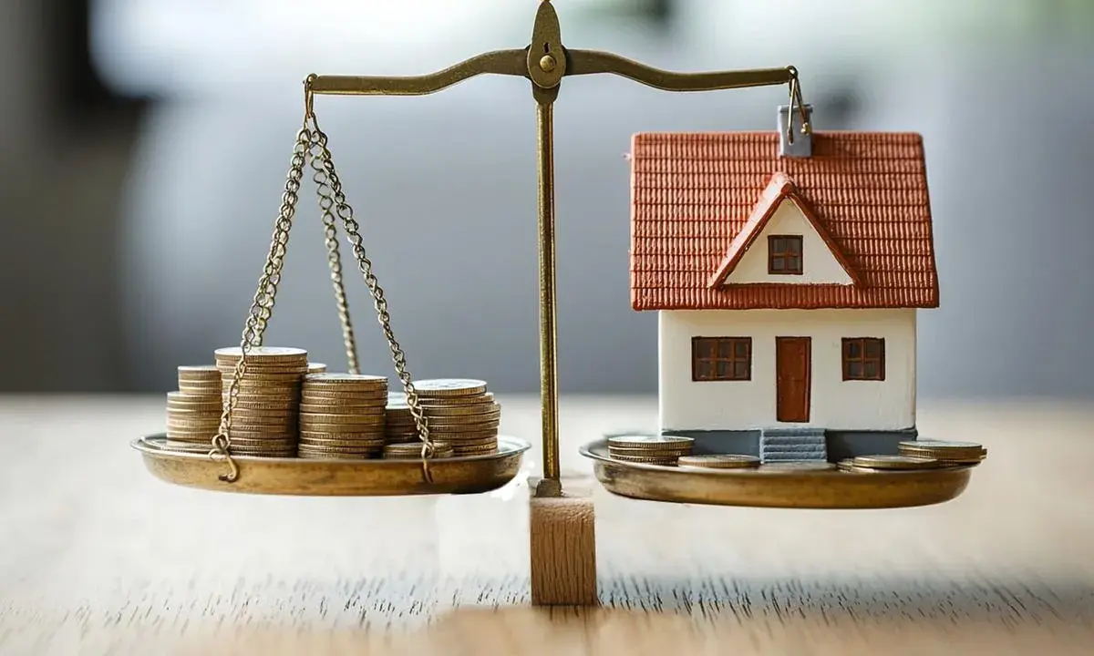 Bilancia con monete e casa in miniatura, un'immagine che evoca le decisioni economiche della banca centrale europea.