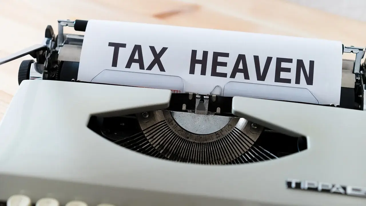 Macchina da scrivere con foglio che recita "TAX HEAVEN", evocando il concetto di paradisi fiscali.