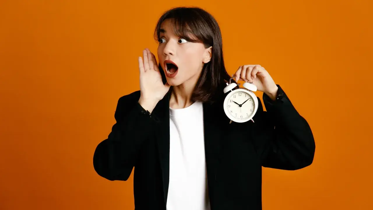 Donna con orologio, sorpresa per il tetto al prezzo.