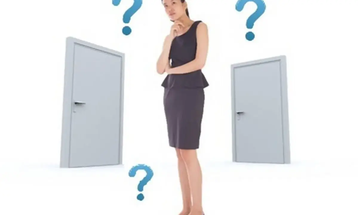 Donna pensierosa tra due porte, con punti interrogativi che simboleggiano il **discrezionale significato** delle scelte.