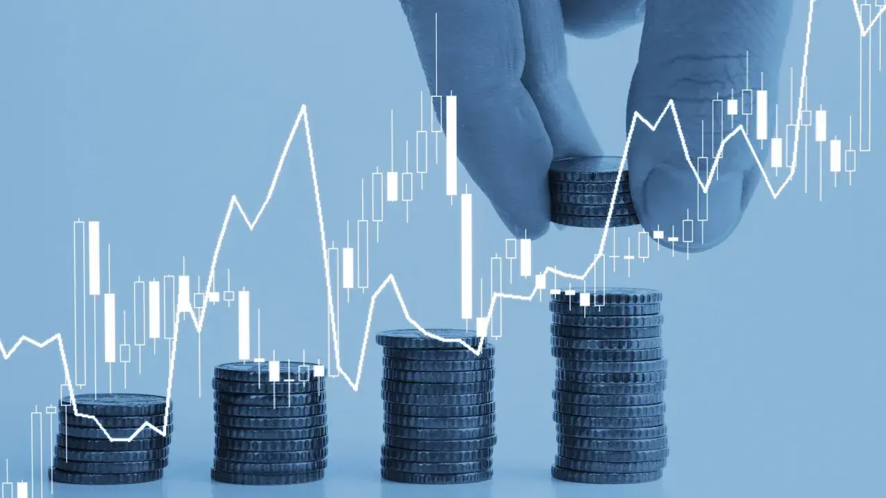Mani aggiungono monete a pile crescenti, con un grafico finanziario che mostra una tendenza al rialzo. Un'immagine che simboleggia la crescita e l'uscita da un "pool" di investimenti.