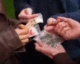 Scambio di denaro e droga, un affare oscuro che ricorda la mafia.