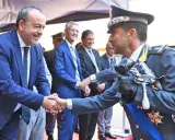 Mariano La Malfa stringe la mano a un ufficiale in alta uniforme, in un momento di saluto ufficiale.
