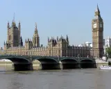 Palazzo di Westminster, simbolo della politica della Gran Bretagna, con il Big Ben che domina il Tamigi.