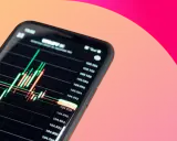 Grafico a candele su smartphone, che mostra gli indici borse in tempo reale.