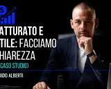 Uomo in giacca blu, con testo "FATTURATO E UTILE: FACCIAMO CHIAREZZA" e un grafico che indica il ricavo, significato di crescita.