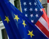 Bandiera dell'Unione Europea e bandiera americana affiancate, simbolo di unione.