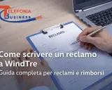 Mano che compila un modulo "RECLAMO" per WindTre. Guida completa per il significato di reclamo e rimborsi.