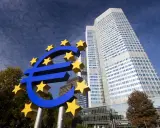 Simbolo dell'euro con stelle gialle davanti alla banca centrale olandese.
