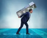Uomo d'affari porta il peso del debito, simbolo del consolidamento significato.