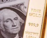 Lingotto d'oro accanto a un dollaro, evocando il gold standard significato.