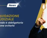 Uomo sorridente indica una lampadina, simbolo di un'idea per evitare la liquidazione giudiziale.