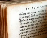 Antica pergamena con testo latino, che ricorda il principio "nemo plus iuris transferre potest quam ipse habet".