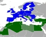 Mappa che illustra l'unione per il Mediterraneo, con paesi europei in blu e nordafricani/mediorientali in verde.