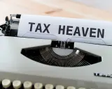 Macchina da scrivere con foglio che recita "TAX HEAVEN", evocando il concetto di paradisi fiscali.