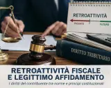 Bilancia della giustizia, martelletto, libro di Diritto Tributario e un calendario che illustra il **retroattiva significato** di passato e futuro.