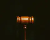 Martelletto da giudice in legno scuro, simbolo di giustizia e del convenuto significato.