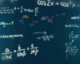 Formule matematiche su lavagna blu. Per capire come si calcola la media dei voti, servono concetti come questi.