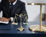 Bilancia della giustizia e avvocato che scrive, simboli di cos'è la sentenza.