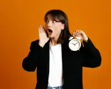 Donna con orologio, sorpresa per il tetto al prezzo.