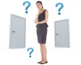 Donna pensierosa tra due porte, con punti interrogativi che simboleggiano il **discrezionale significato** delle scelte.