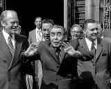 Leader sovietico Leonid Breznev, con le mani alzate, durante l'atto finale di Helsinki. Accanto a lui, Gerald Ford sorride.