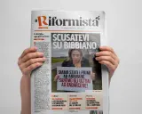 Mani tengono "Il Riformista", giornale con titolo "Scusatevi su Bibbiano" e foto di una donna con cartello. Un esempio di orientamento politico riformista.