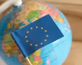 Bandiera UE su globo terrestre. Un simbolo di unione, ma che cos'è il protezionismo?