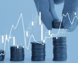 Mani aggiungono monete a pile crescenti, con un grafico finanziario che mostra una tendenza al rialzo. Un'immagine che simboleggia la crescita e l'uscita da un "pool" di investimenti.