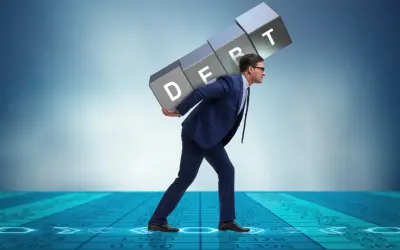 Uomo d'affari porta il peso del debito, simbolo del consolidamento significato.