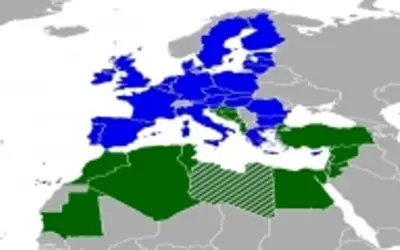 Mappa che illustra l'unione per il Mediterraneo, con paesi europei in blu e nordafricani/mediorientali in verde.