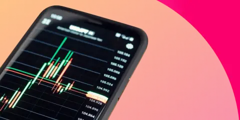 Grafico a candele su smartphone, che mostra gli indici borse in tempo reale.