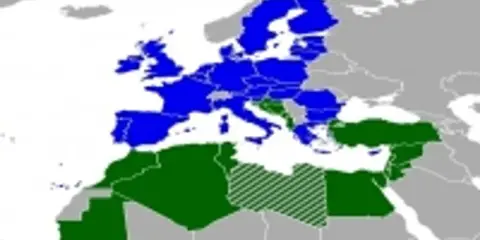 Mappa che illustra l'unione per il Mediterraneo, con paesi europei in blu e nordafricani/mediorientali in verde.
