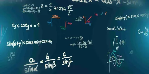 Formule matematiche su lavagna blu. Per capire come si calcola la media dei voti, servono concetti come questi.