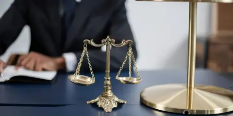 Bilancia della giustizia e avvocato che scrive, simboli di cos'è la sentenza.