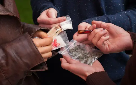 Scambio di denaro e droga, un affare oscuro che ricorda la mafia.