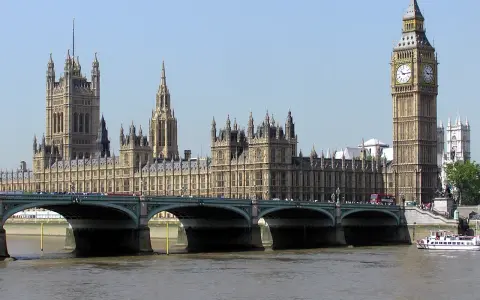 Palazzo di Westminster, simbolo della politica della Gran Bretagna, con il Big Ben che domina il Tamigi.