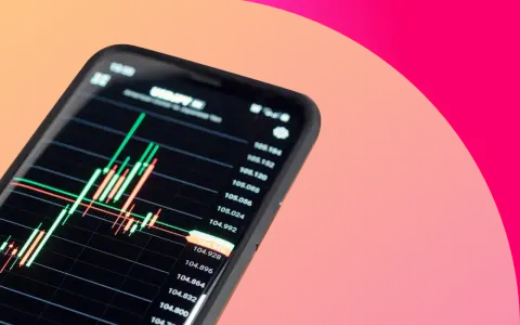 Grafico a candele su smartphone, che mostra gli indici borse in tempo reale.