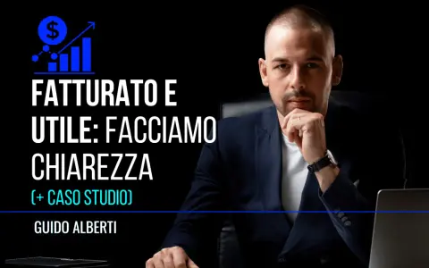 Uomo in giacca blu, con testo "FATTURATO E UTILE: FACCIAMO CHIAREZZA" e un grafico che indica il ricavo, significato di crescita.