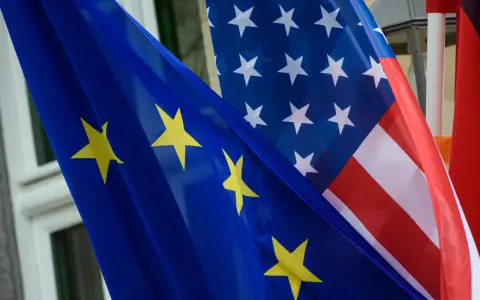 Bandiera dell'Unione Europea e bandiera americana affiancate, simbolo di unione.
